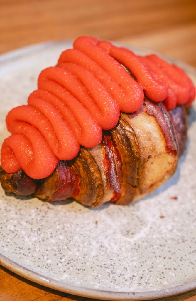 Croissant con frutos rojos