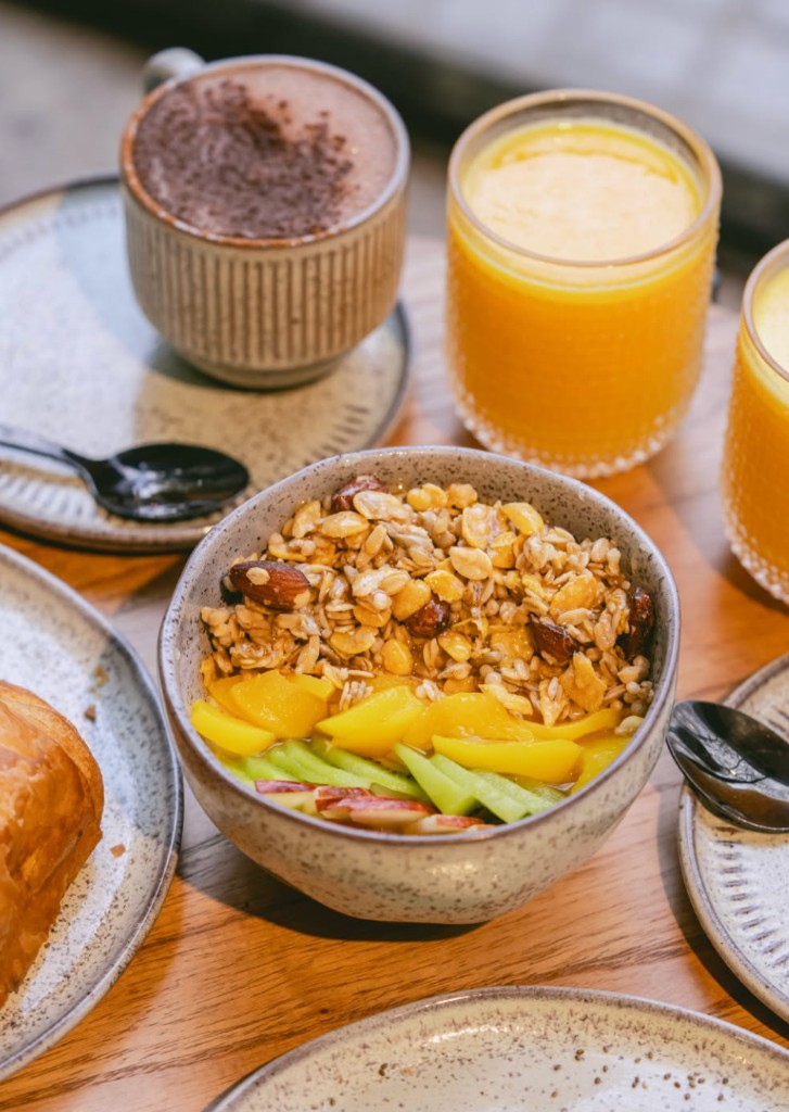 Desayuno con granola, frutas y café
