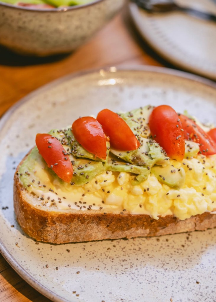 Tostada con palta, huevos y tomates